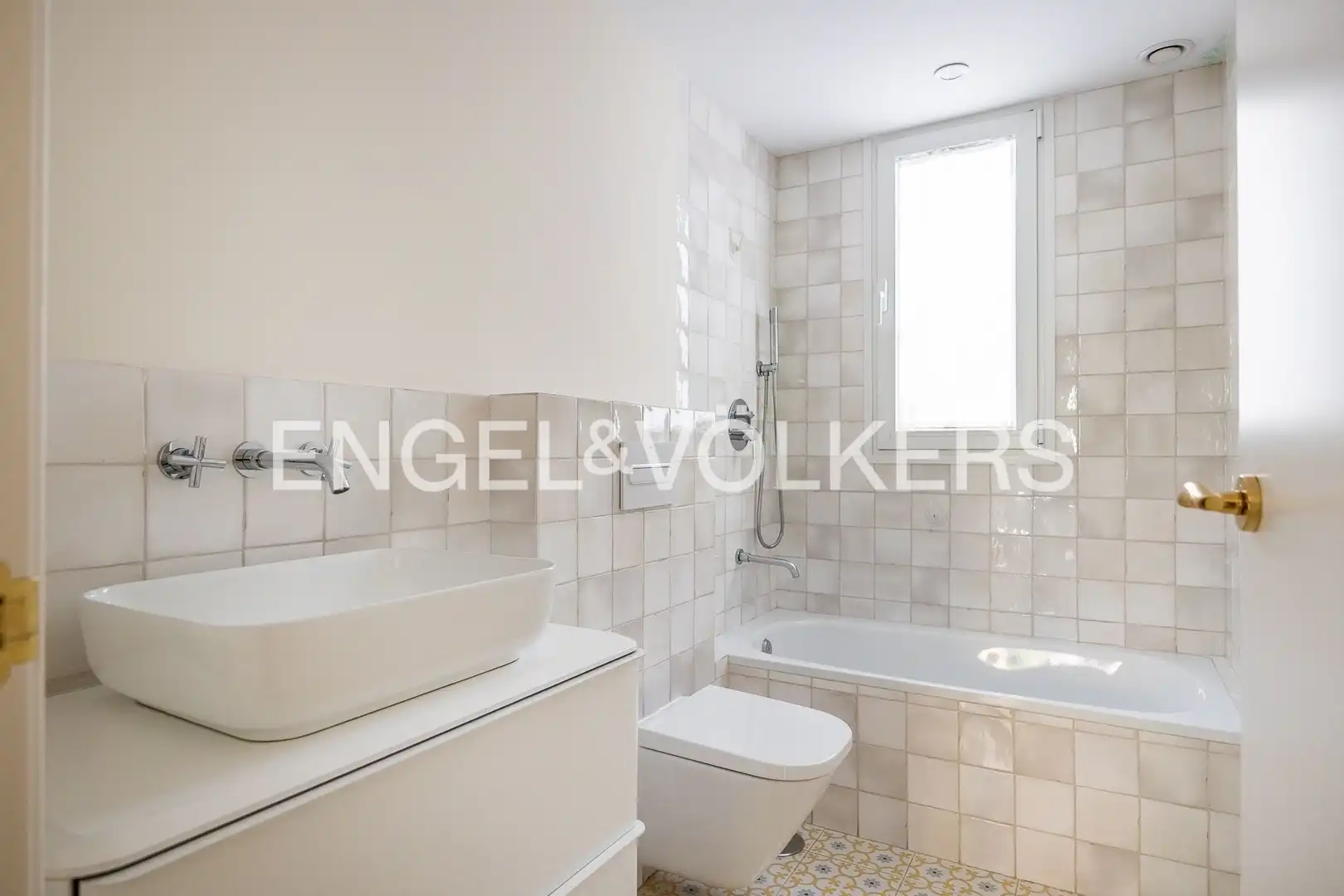 Badezimmer von Wohnung zur Miete in Sevilla mit Klimaanlage, Heizung und Parkett