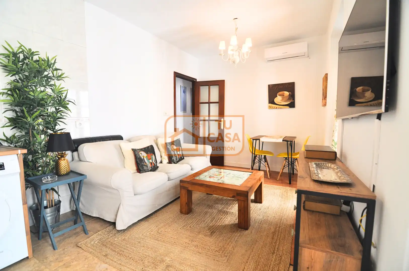 Living room of Flat for rent in Cáceres  with Air Conditioner, Heating and Parquet flooring