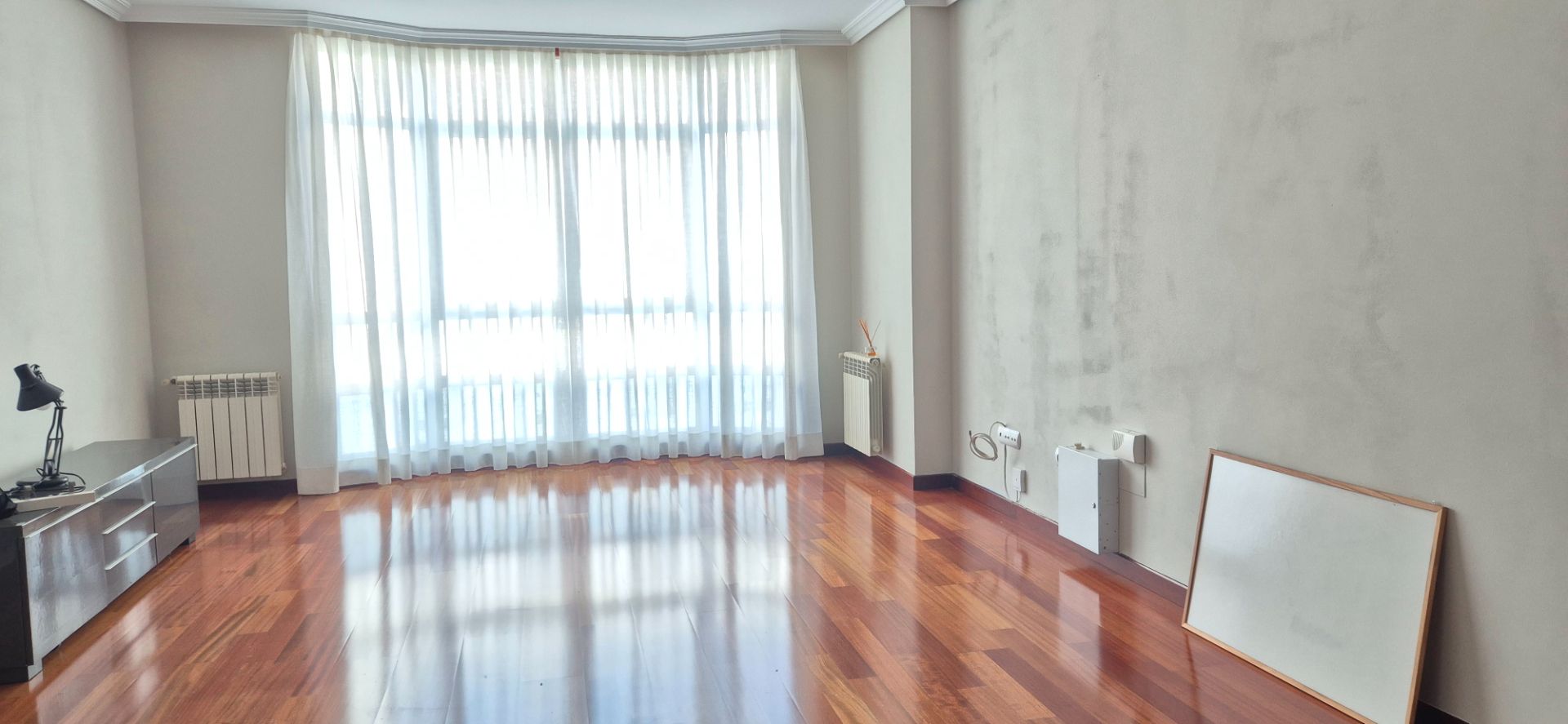 Sala d'estar de Pis de lloguer en Vigo  amb Calefacció, Parquet i Forn