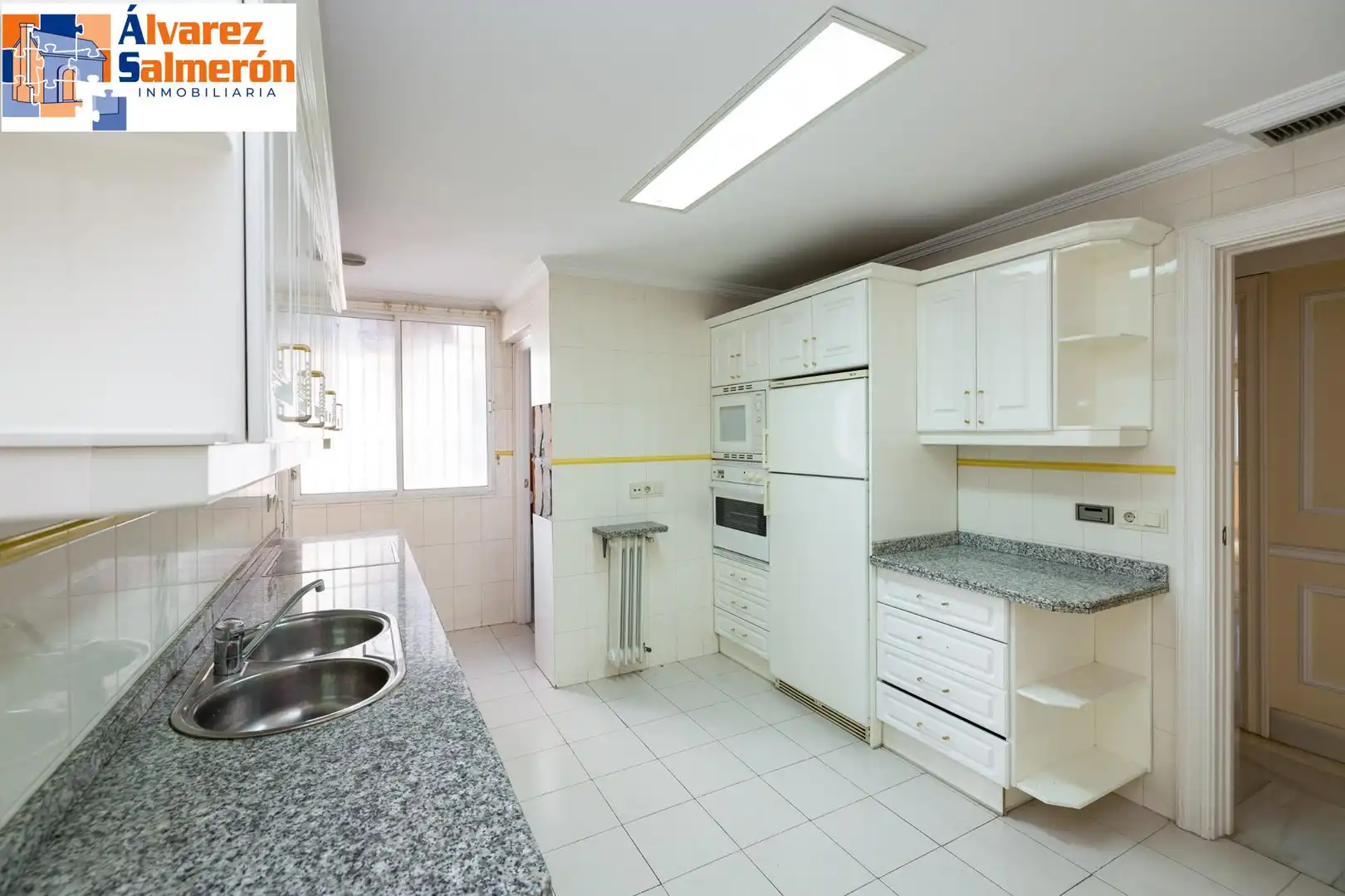 Kitchen of Flat for sale in Granada