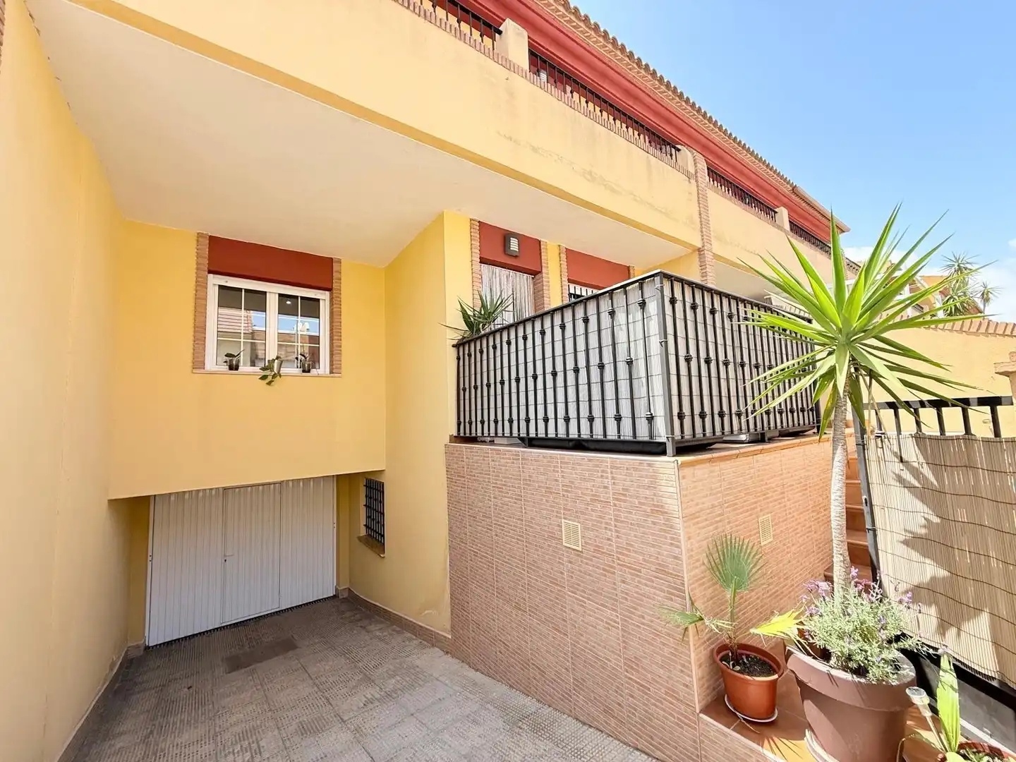 Außenansicht von Einfamilien-Reihenhaus zum Verkauf in San Pedro del Pinatar mit Klimaanlage, Privatgarten und Terrasse
