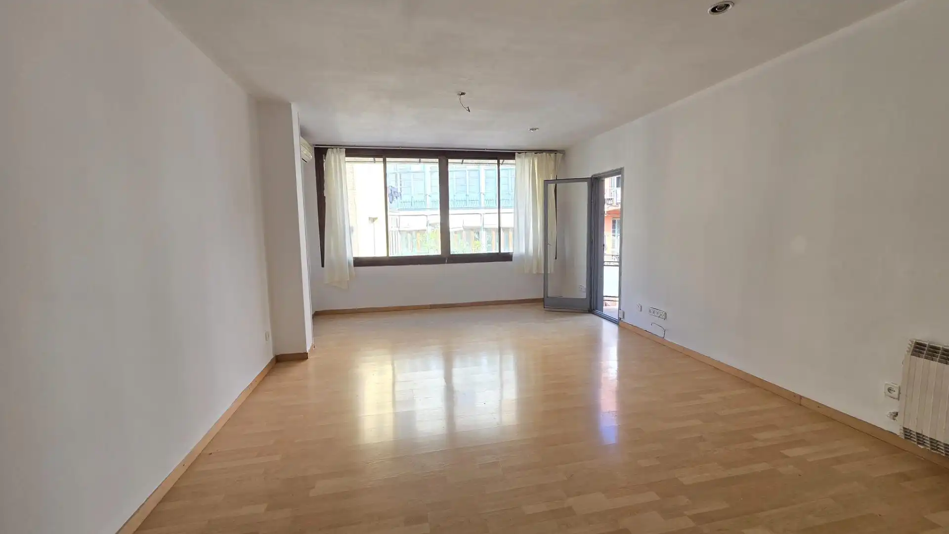 Sala d'estar de Pis en venda en Barcelona amb Calefacció, Parquet i Balcó