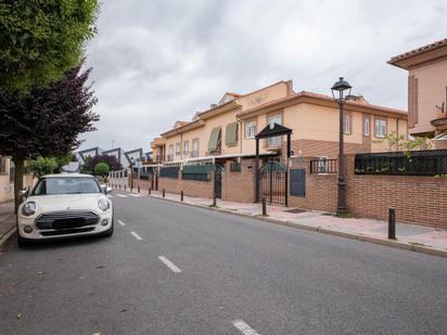 Vista exterior de Casa adosada en venda en Ávila Capital amb Calefacció, Terrassa i Traster