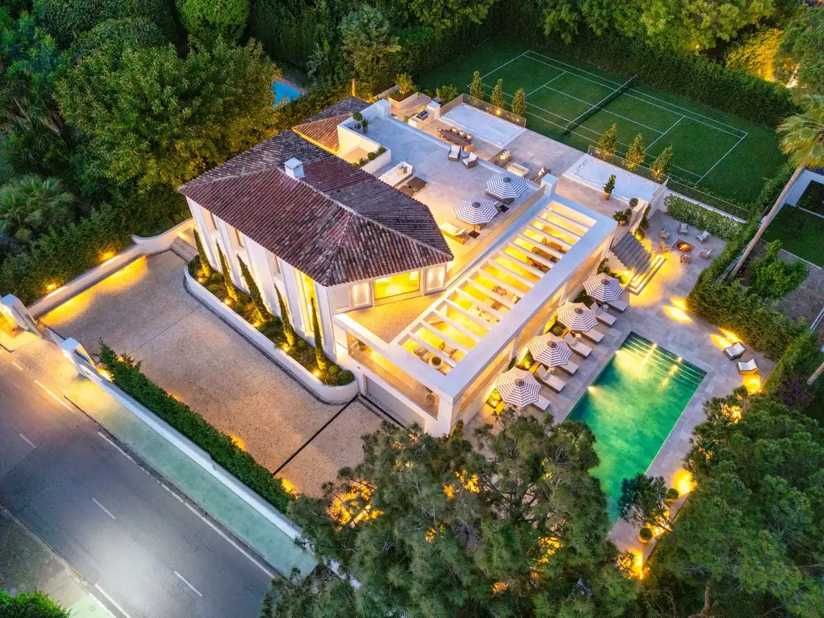 Außenansicht von Haus oder Chalet zum Verkauf in Marbella mit Klimaanlage, Privatgarten und Terrasse
