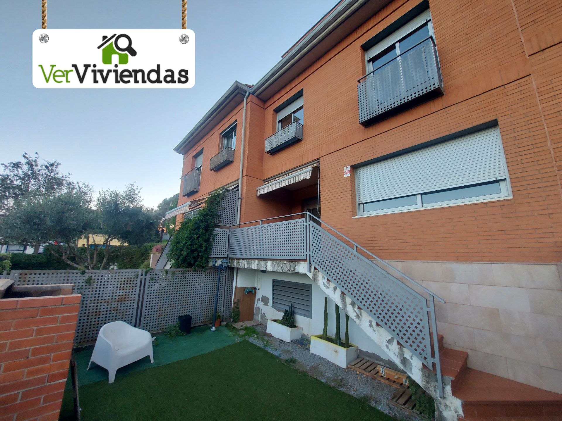 Vista exterior de Casa adosada en venda en Abrera amb Calefacció, Jardí privat i Terrassa