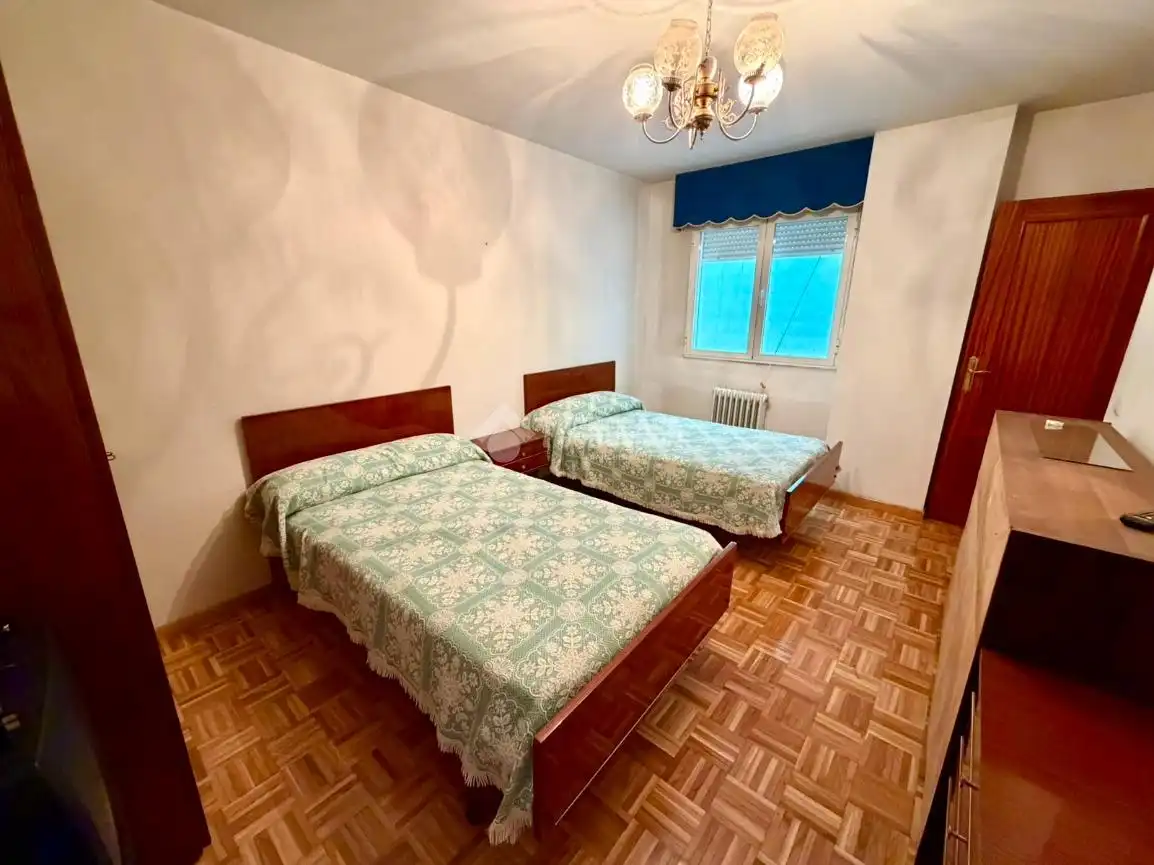 Habitación de Piso en venta en León Capital  con Calefacción, Parquet y Trastero