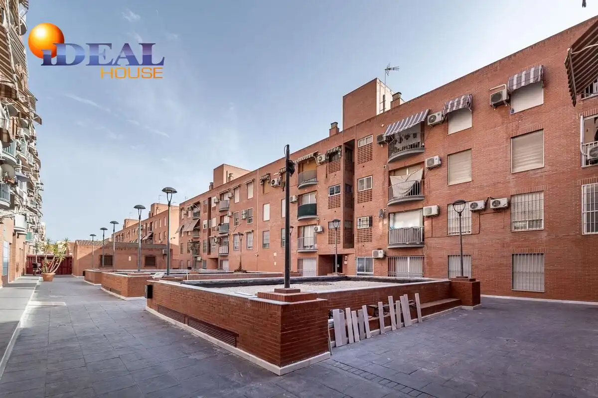 Vista exterior de Pis en venda en Granada amb Balcó
