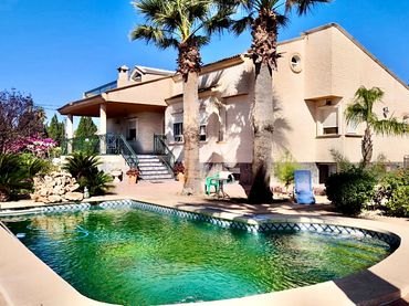 Chalet con piscina en venta en Villamontes - Boqueres