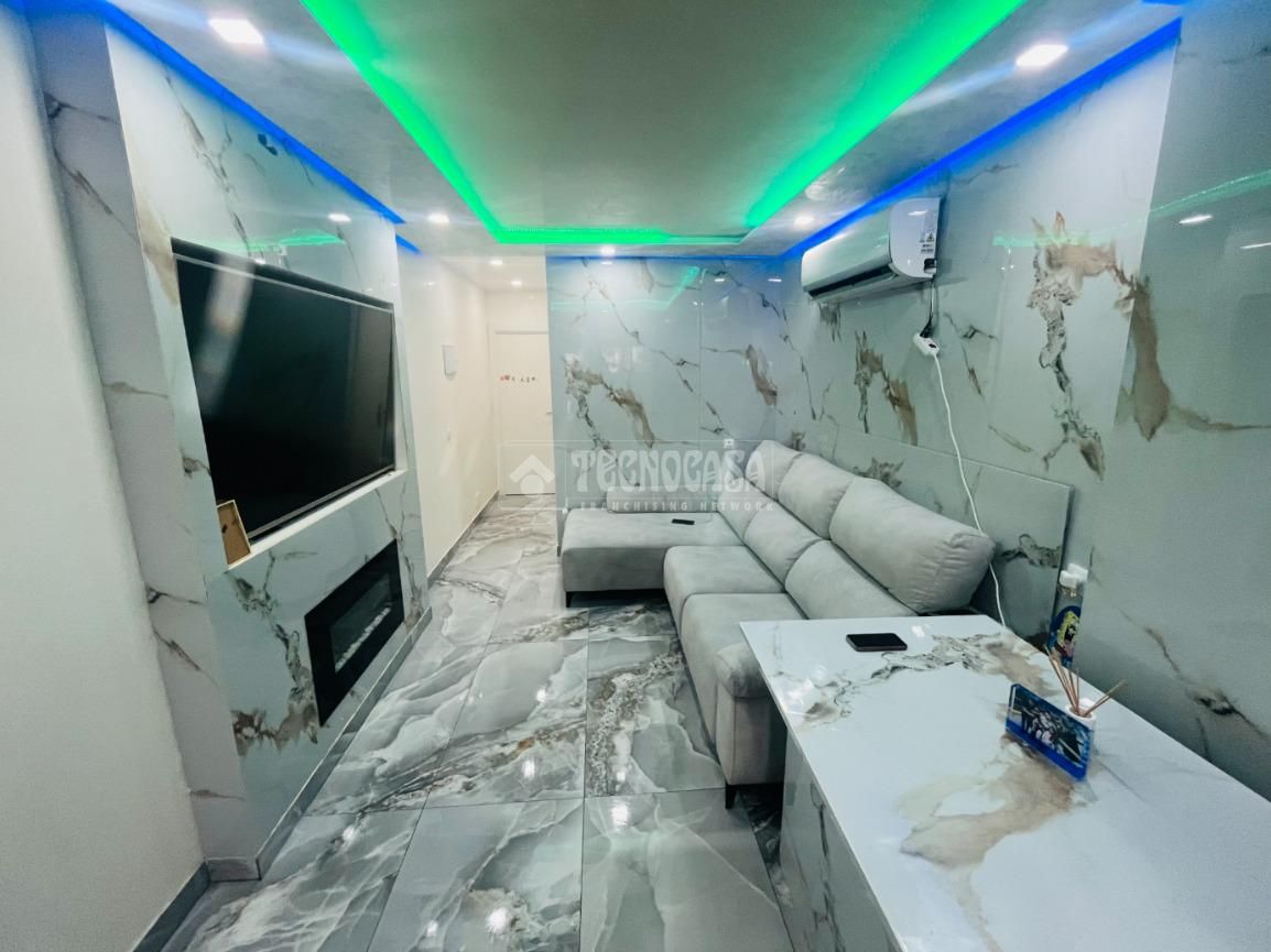 Sala d'estar de Pis en venda en Torrejón de Ardoz amb Aire condicionat i Moblat