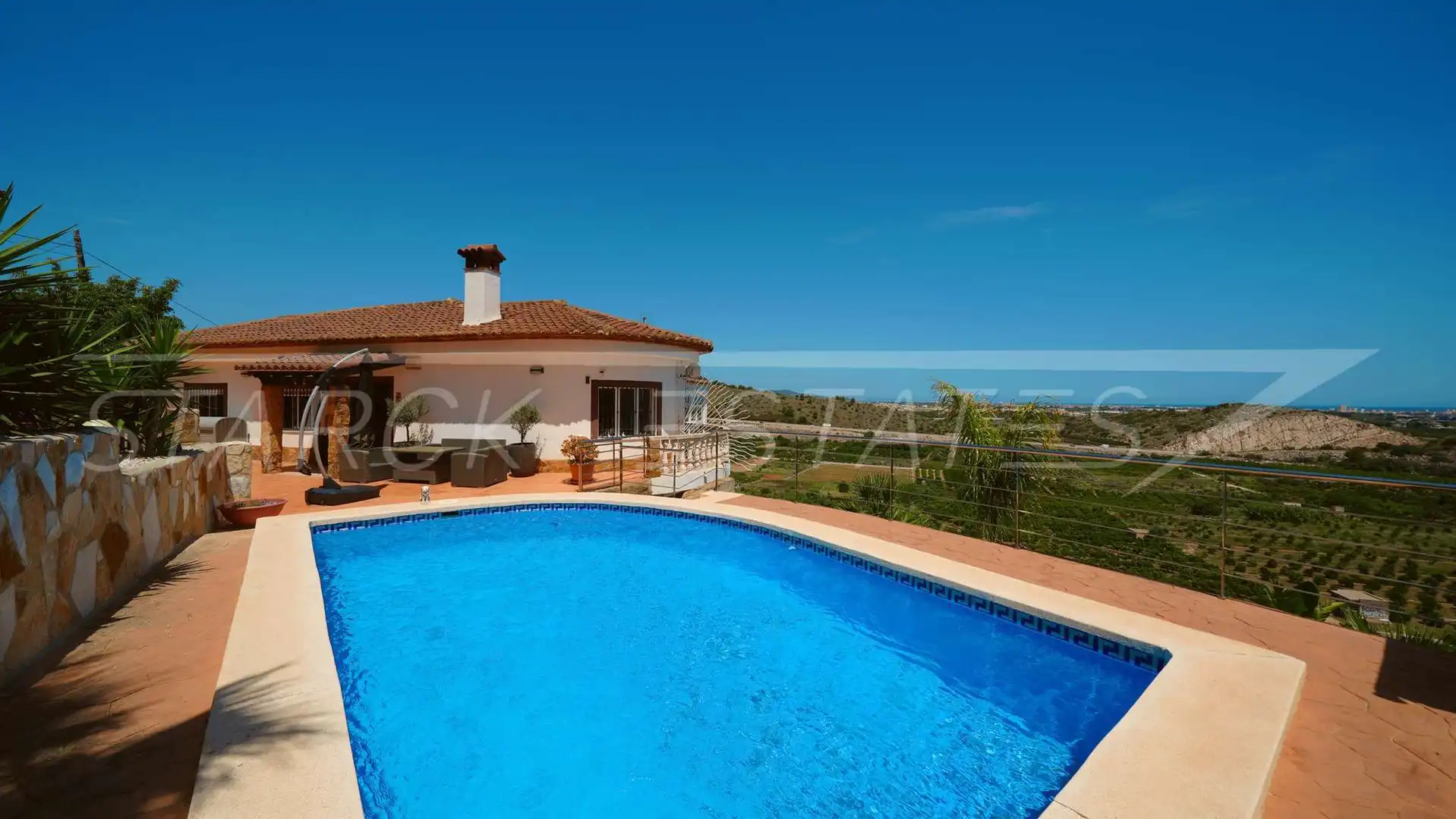 Vista exterior de Casa o xalet en venda en Oliva amb Aire condicionat, Jardí privat i Piscina