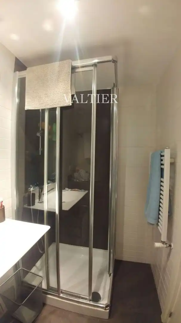 Badezimmer von Dachboden zur Miete in Madrid mit Klimaanlage, Terrasse und Möbliert