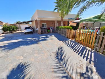 Villa con piscina in vendita a Avenida garcia lorca 27