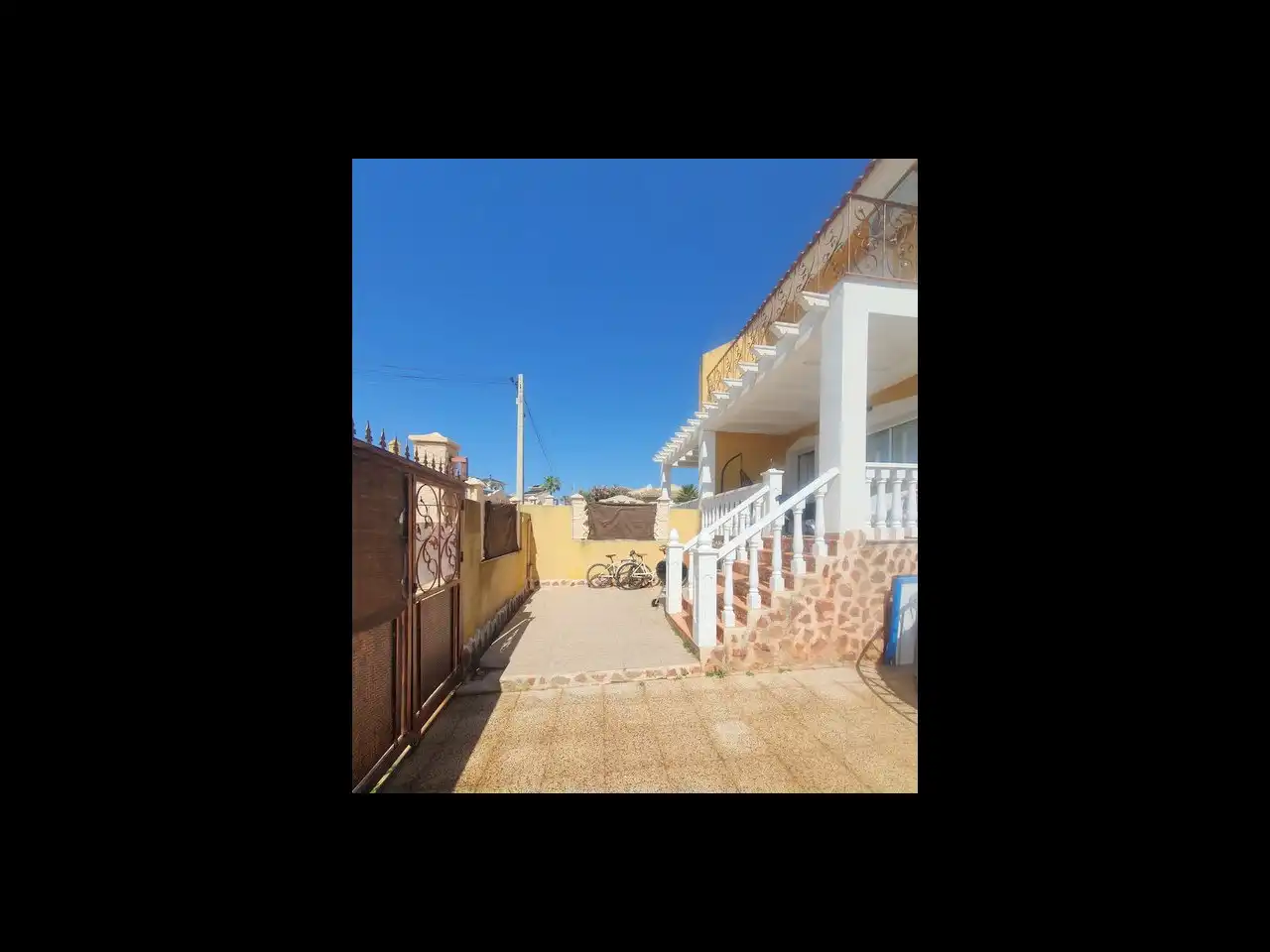 Vista exterior de Casa o xalet en venda en Orihuela amb Aire condicionat, Calefacció i Jardí privat