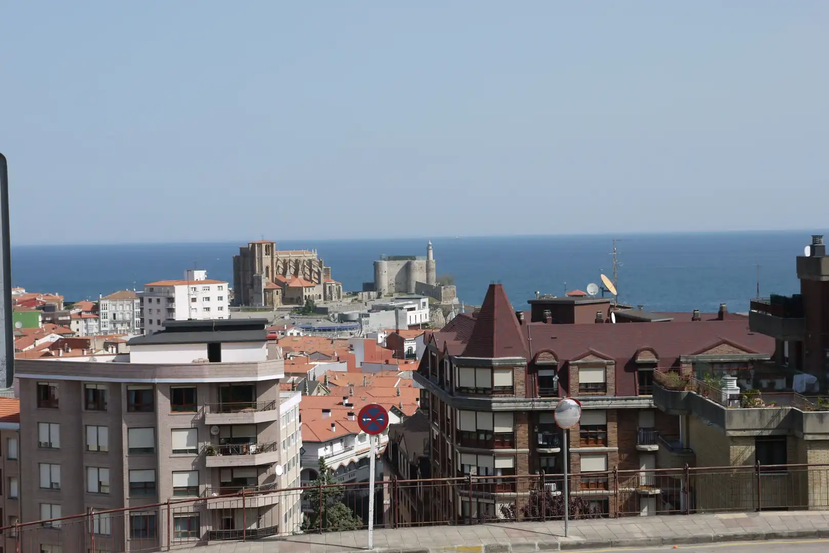 Außenansicht von Einfamilien-Reihenhaus zum Verkauf in Castro-Urdiales mit Heizung, Terrasse und Abstellraum