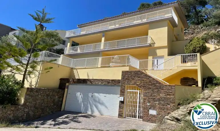 Vista exterior de Casa o xalet en venda en Roses amb Calefacció, Jardí privat i Traster