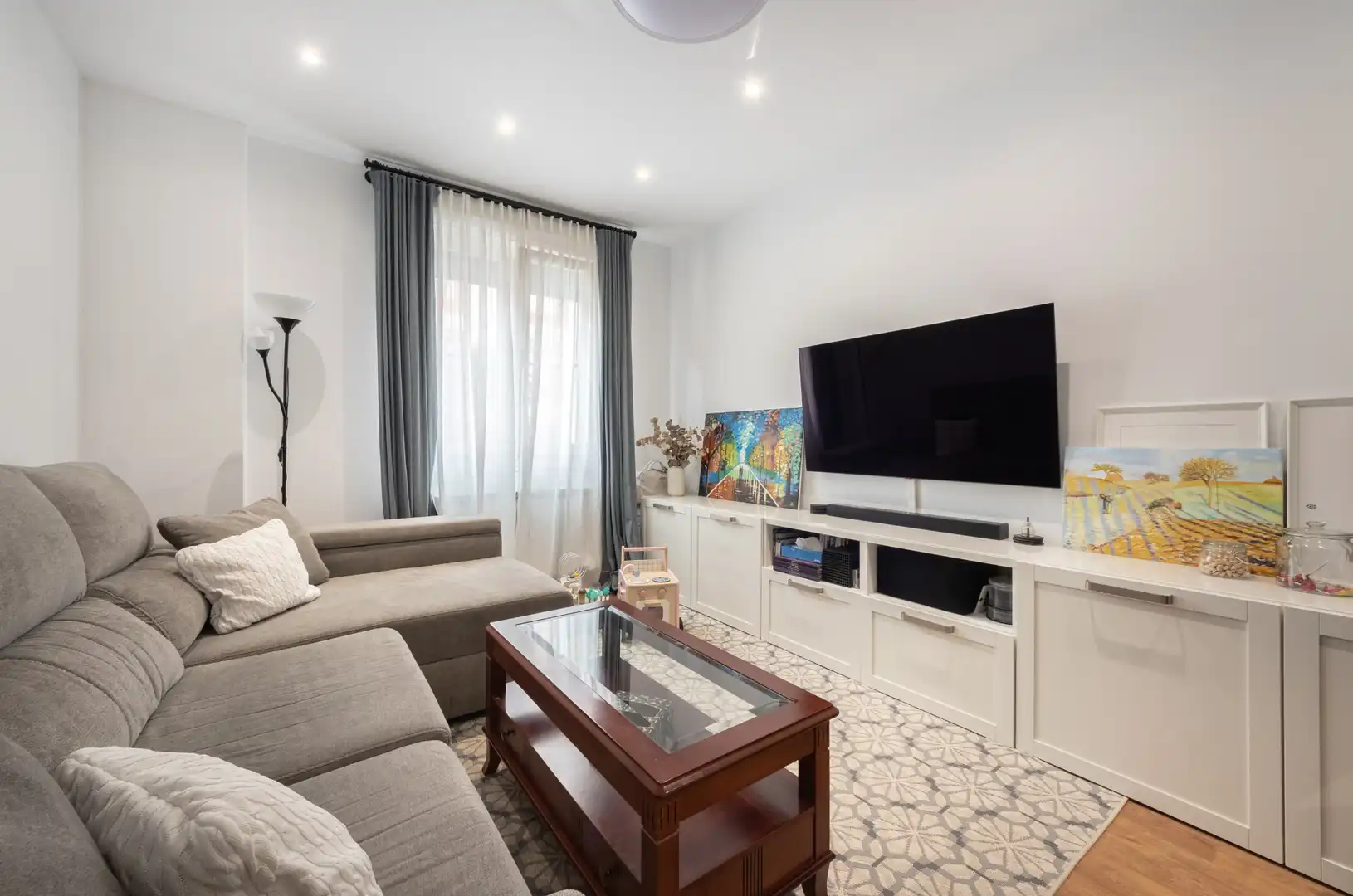 Living room of Flat for sale in Bilbao   with Heating, Parquet flooring and Furnished