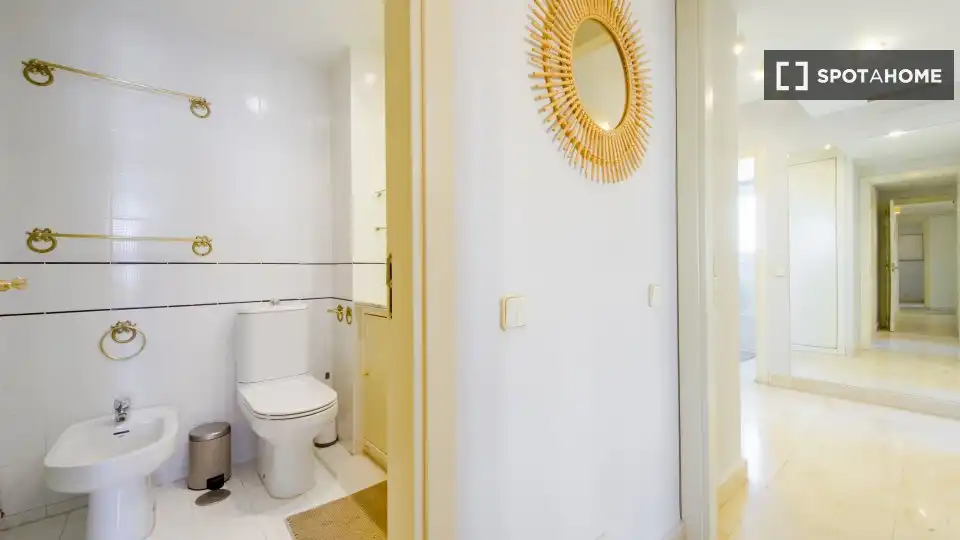 Bathroom of Flat for rent in Madrid  with Air Conditioner, Heating and Furnished
