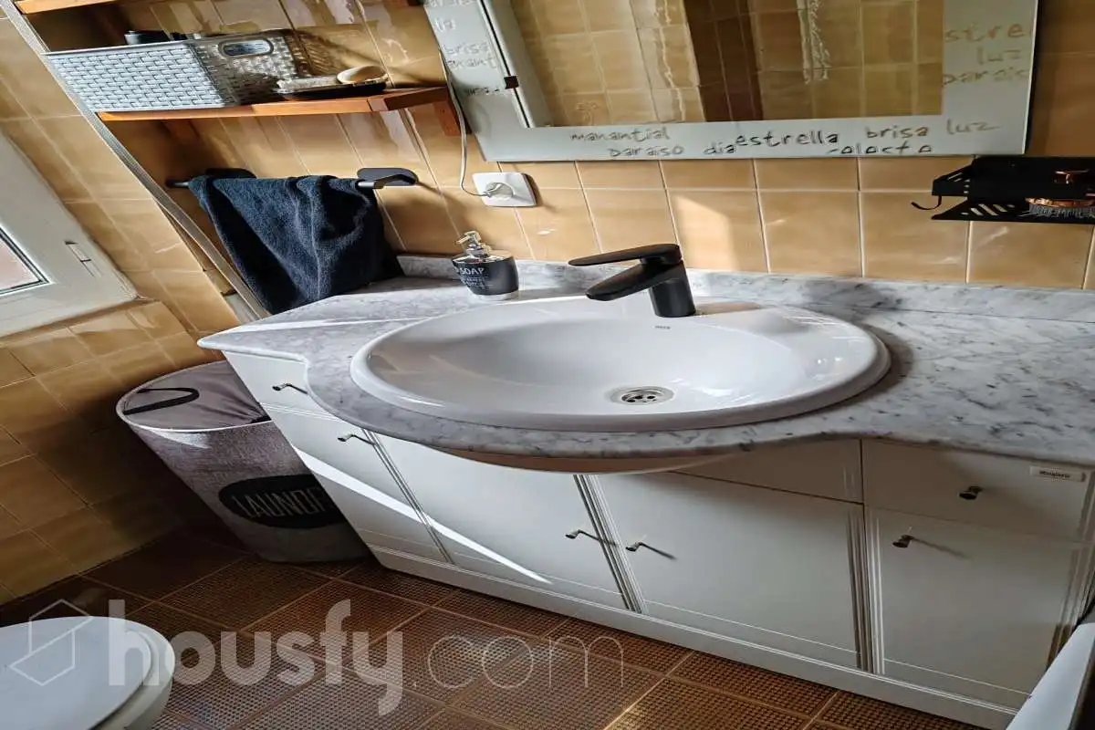 Baño de Piso de alquiler en León Capital  con Calefacción y Amueblado
