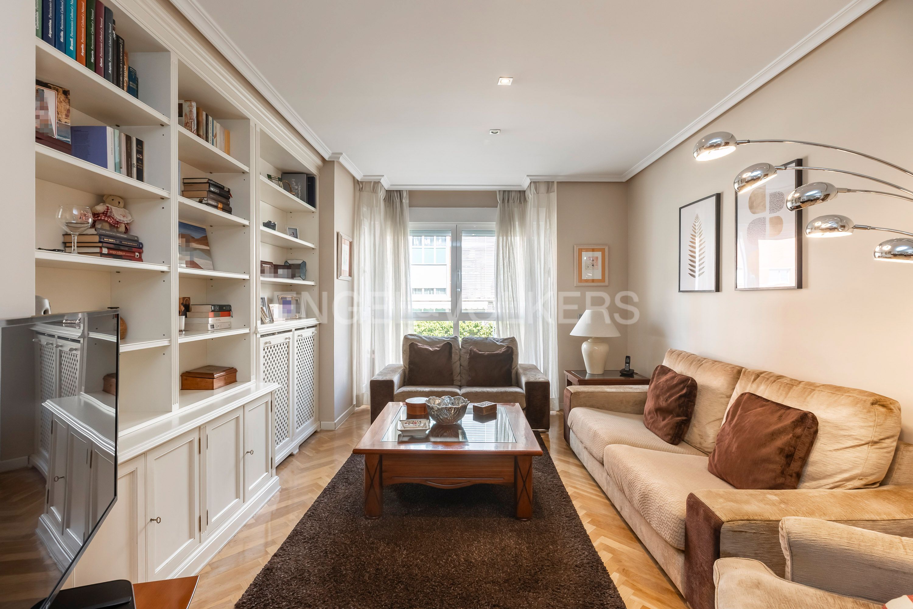 Sala d'estar de Apartament en venda en  Madrid Capital amb Calefacció, Jardí privat i Parquet