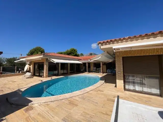 Casa con piscina en venta en Urbanizaciones