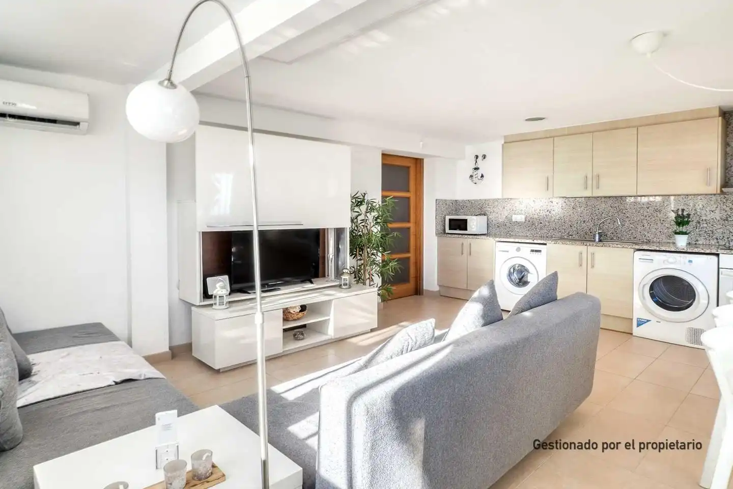 Sala de estar de Planta baja en venta en Castell d'Aro, Platja d'Aro i s'Agaró con Aire acondicionado y Amueblado