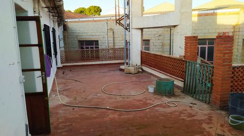 Piso con un bajo hecho vivienda y garaje.