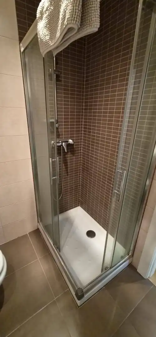 Baño de Apartamento de alquiler en Plasencia con Aire acondicionado, Jardín privado y Balcón