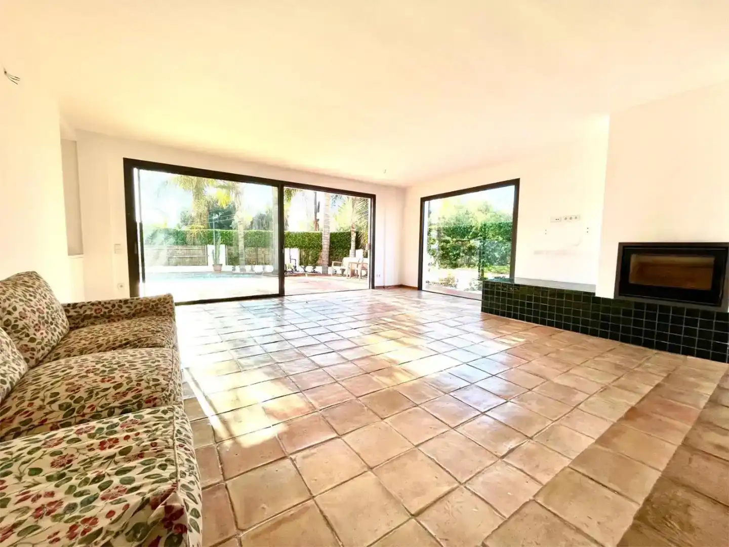 Living room of Flat for sale in Marbella  with Air Conditioner, Private garden and Swimming Pool