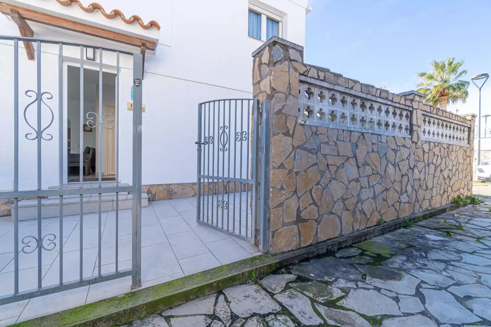 Vista exterior de Casa o xalet en venda en Empuriabrava amb Aire condicionat, Terrassa i Piscina