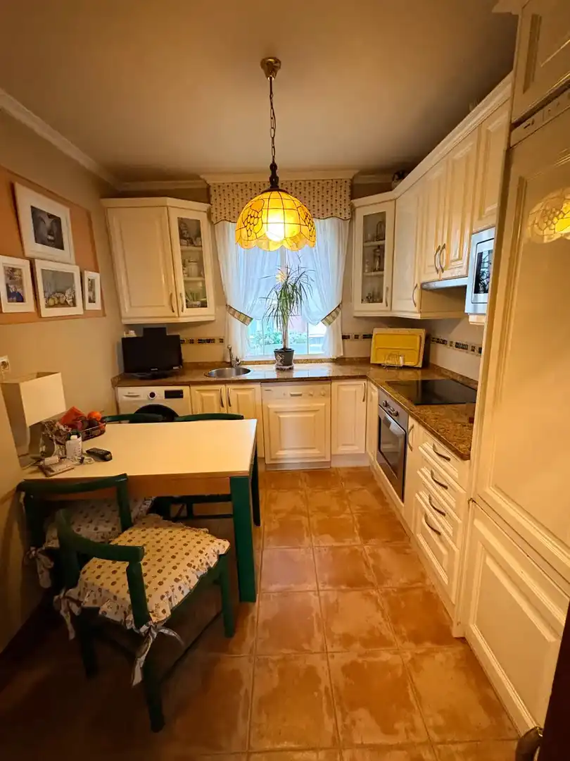 Cocina de Piso en venta en Portugalete con Calefacción, Trastero y Amueblado