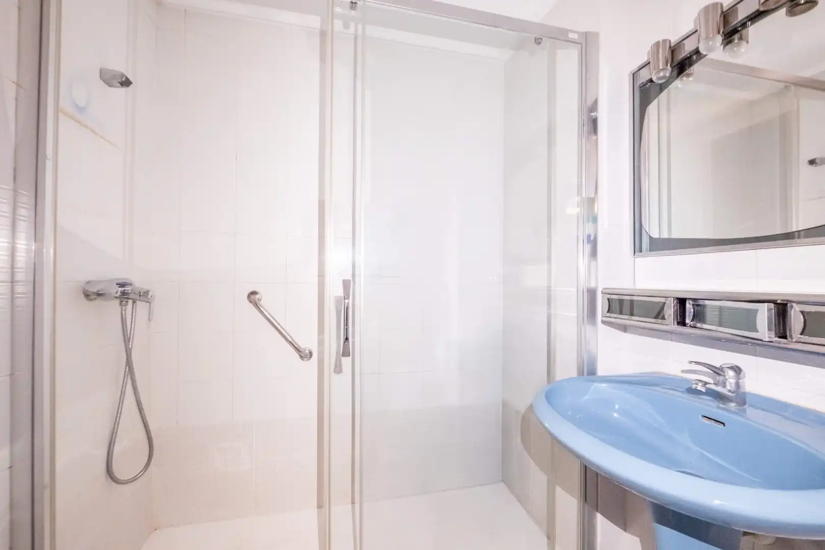 Bathroom of Flat for sale in Zaragoza  with Heating, Terrace and Storage room
