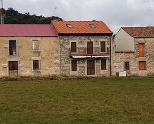 Vista exterior de Casa adosada en venda en Santibáñez de Béjar amb Terrassa i Balcó