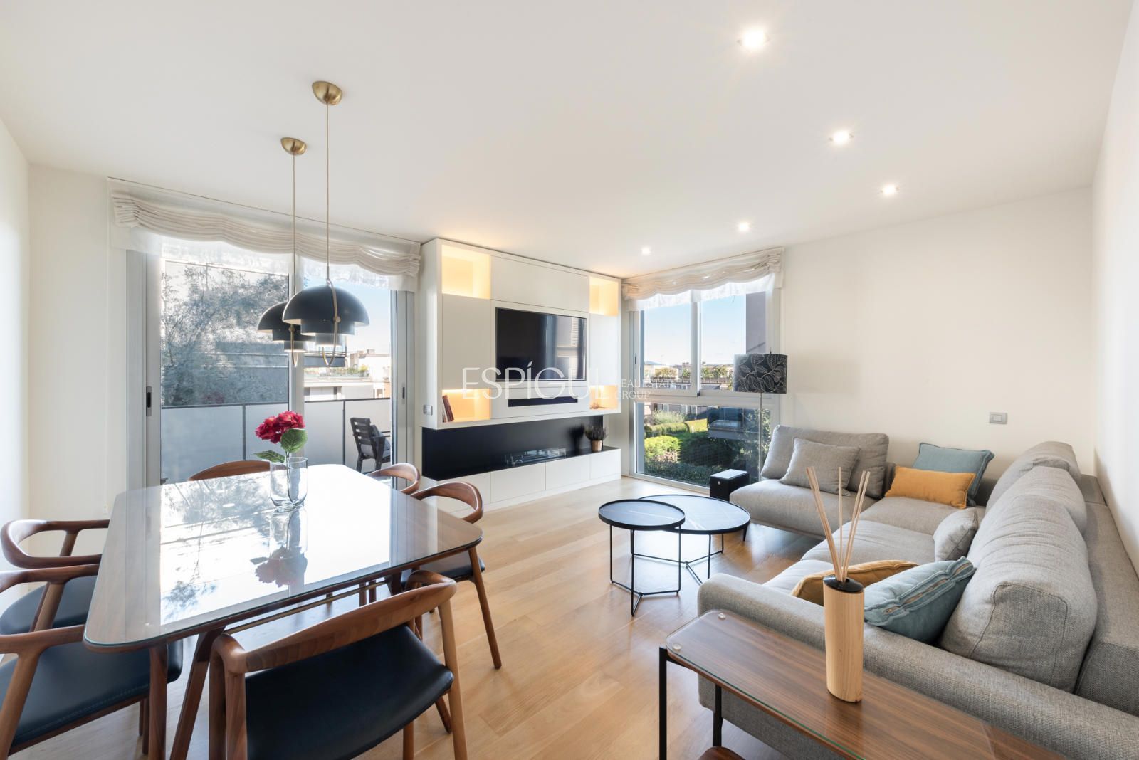 Living room of Flat for sale in Sant Cugat del Vallès  with Air Conditioner, Heating and Parquet flooring