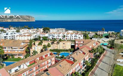 Vista exterior de Àtic en venda en Jávea / Xàbia amb Aire condicionat, Calefacció i Jardí privat