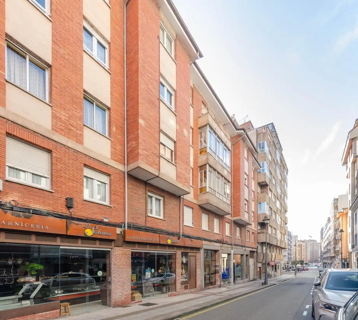 Vista exterior de Local en venta en Avilés