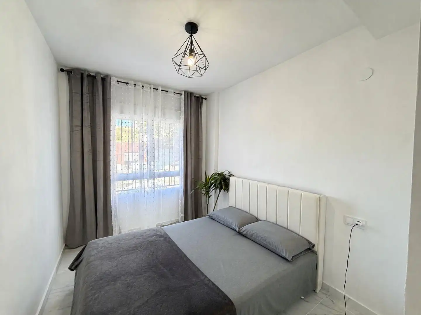 Habitación de Apartamento en venta en Torrevieja con Aire acondicionado, Amueblado y Piscina comunitaria