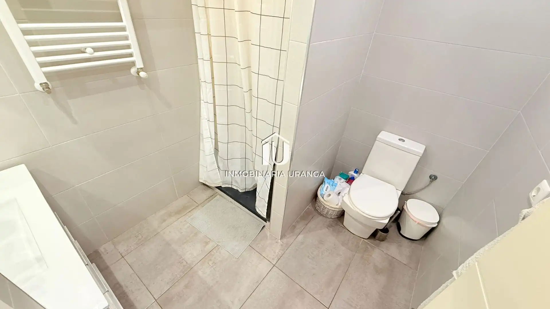 Baño de Piso en venta en Laredo con Calefacción y Terraza