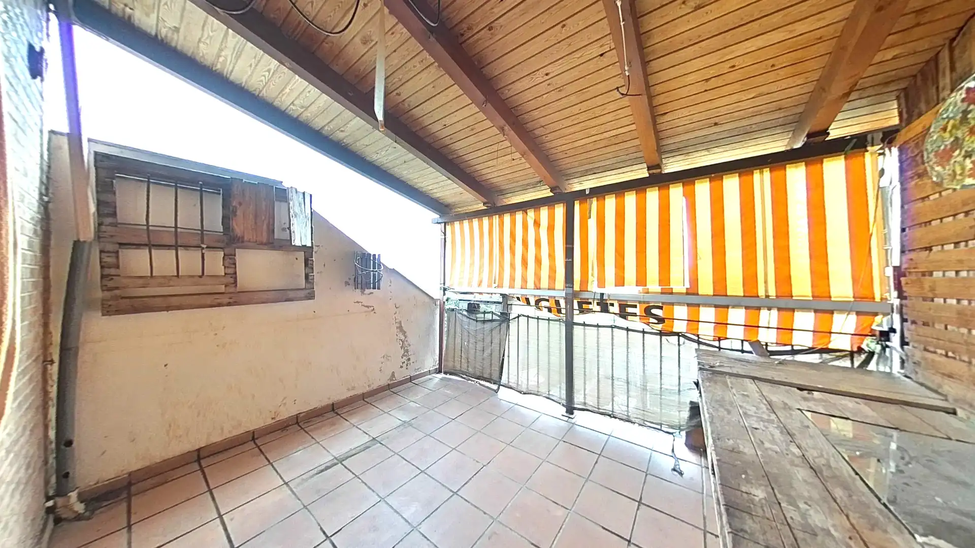 Terrasse von Einfamilien-Reihenhaus zum Verkauf in Quer mit Terrasse