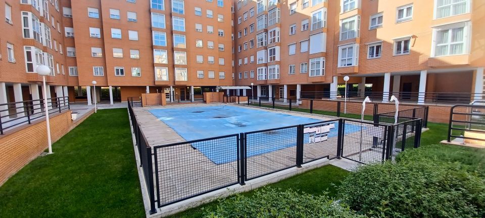 Parking of Flat to rent in  Madrid Capital  with Air Conditioner, Heating and Private garden