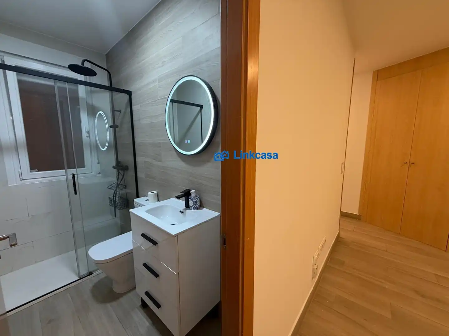 Bathroom of Flat for sale in Madrid  with Air Conditioner and Heating