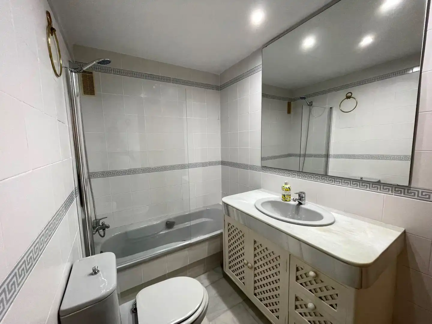 Baño de Piso de alquiler en Málaga con Terraza, Trastero y Horno