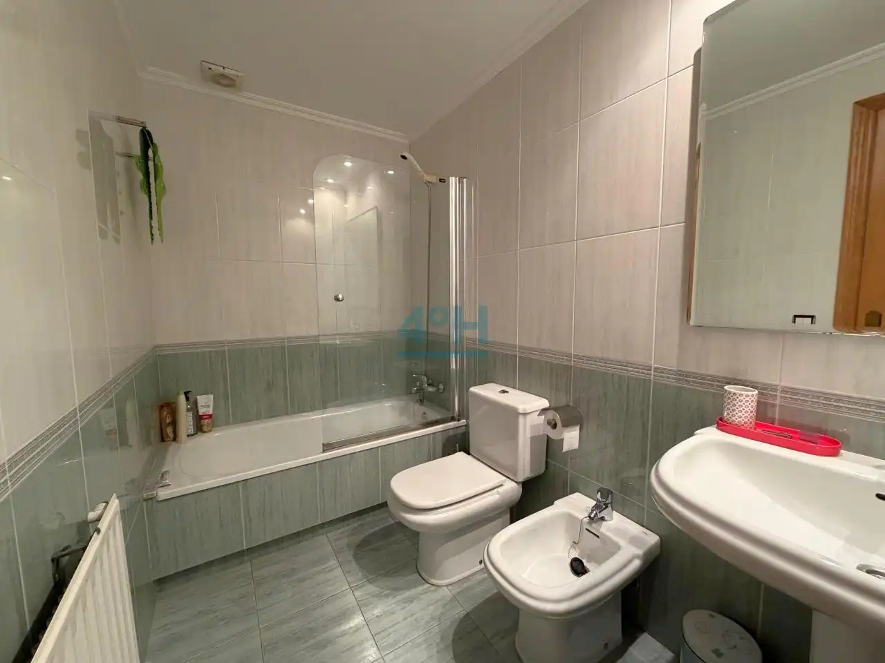 Baño de Apartamento en venta en O Grove   con Calefacción, Terraza y Amueblado