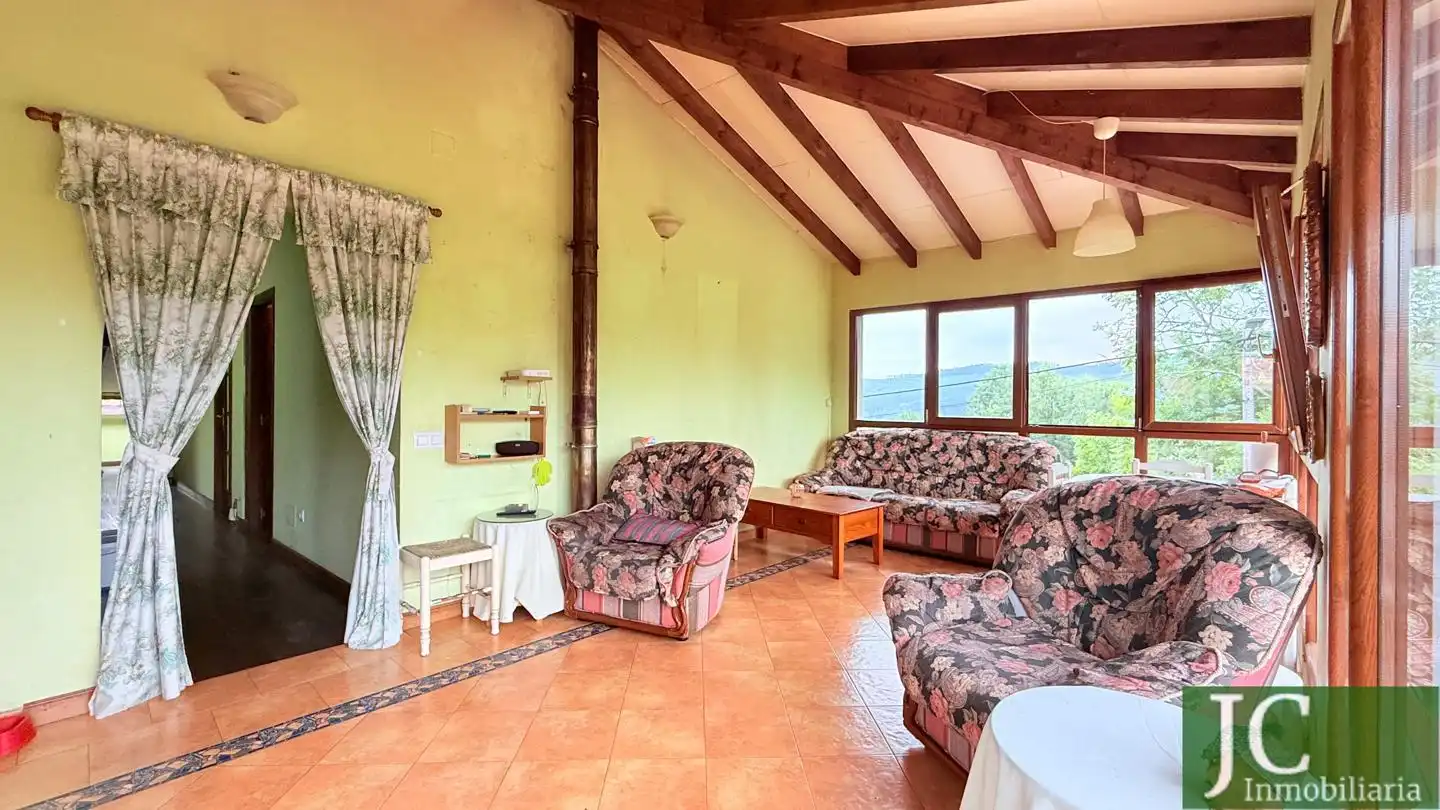 Sala d'estar de Casa adosada en venda en Ribamontán al Monte amb Terrassa
