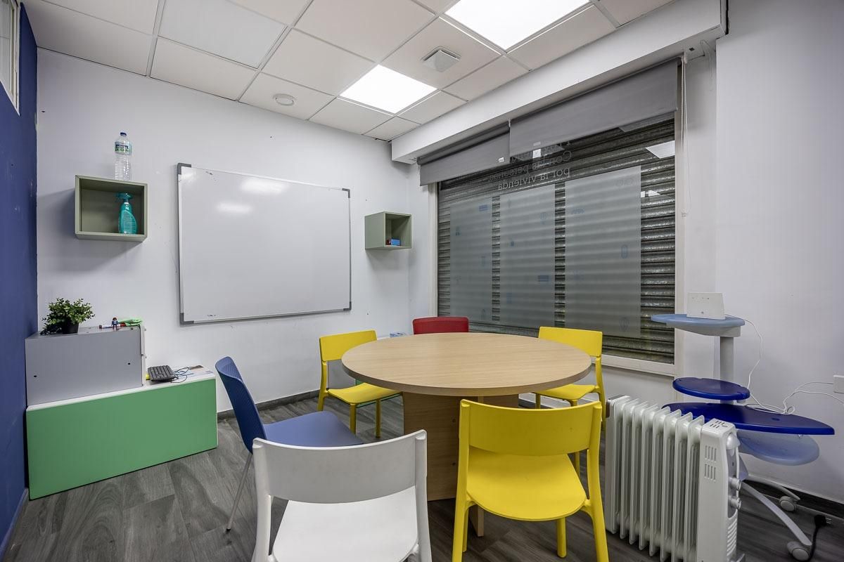 Premises for sale in  Granada Capital  with Air Conditioner