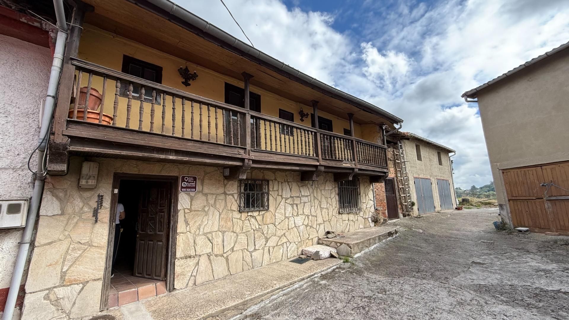 Vista exterior de Casa o xalet en venda en Mieres (Asturias) amb Jardí privat