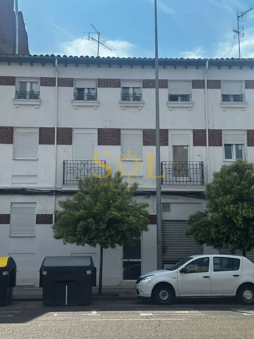 Vista exterior de Pis de lloguer en León Capital  amb Calefacció, Traster i Moblat