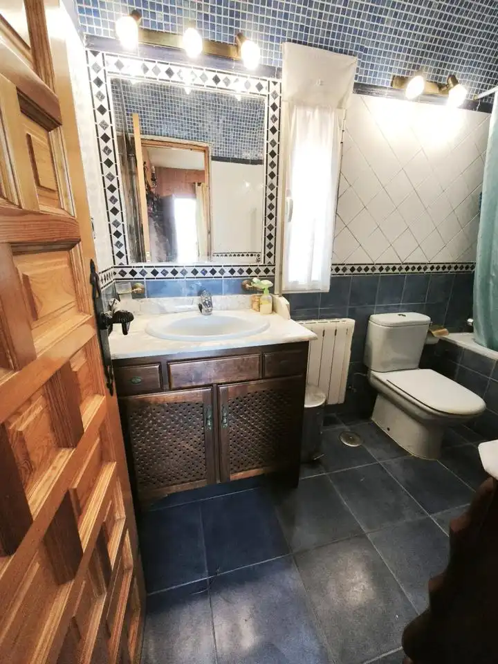 Bany de Casa o xalet en venda en Villa del Prado amb Aire condicionat, Calefacció i Jardí privat