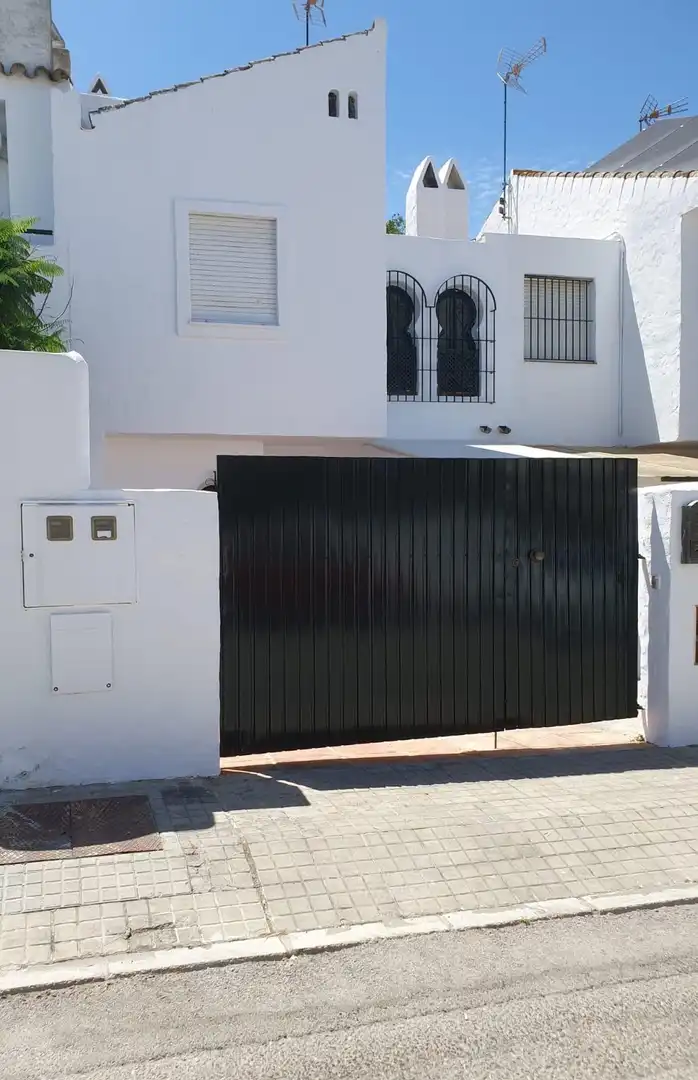Vista exterior de Casa adosada de alquiler en El Puerto de Santa María con Jardín privado y Amueblado