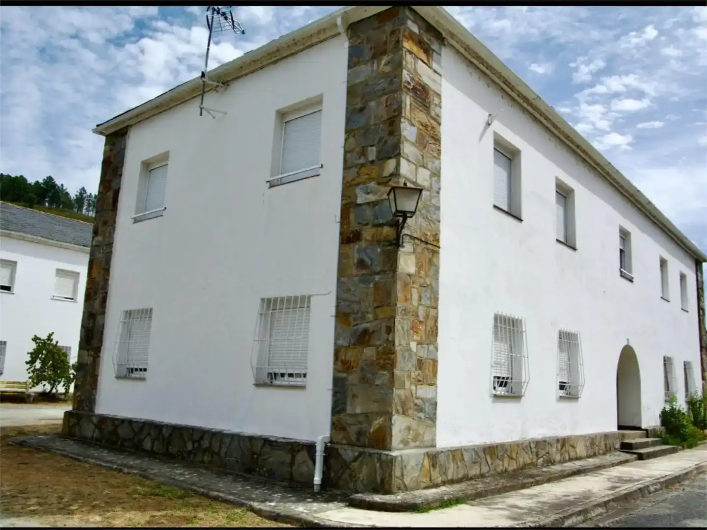 Vista exterior de Pis en venda en Quiroga amb Jardí privat, Parquet i Piscina