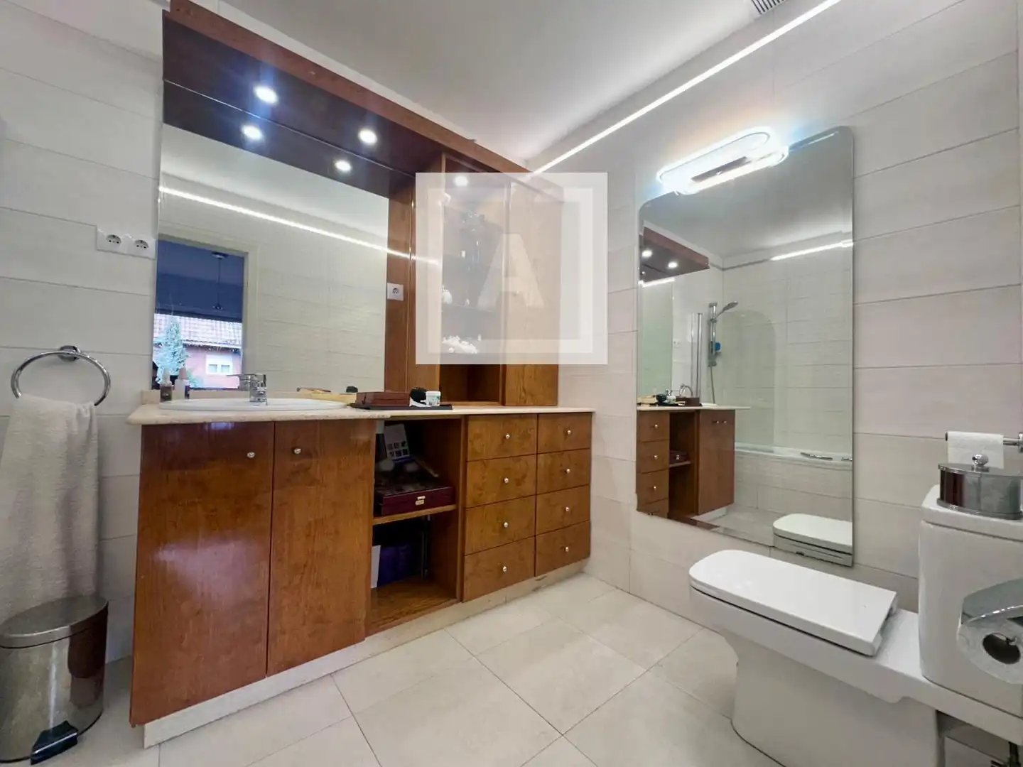 Baño de Casa adosada en venta en Población de Arroyo con Aire acondicionado, Calefacción y Jardín privado
